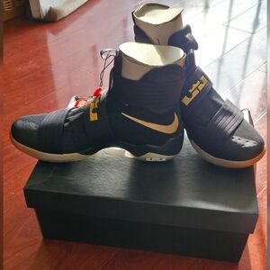 Nike Men's Black and Gold Basketball Shoes